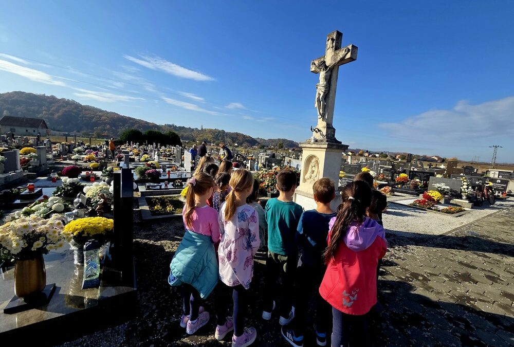 Odlazak 1.a razreda na mjesno groblje u Cestici